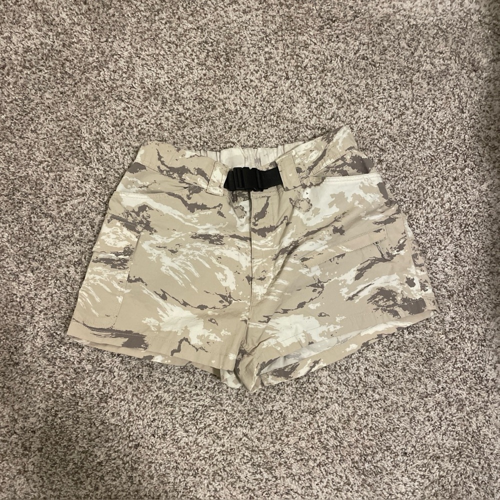 Women's Mountain Hardwear Camo Cargo Hiking Shorts Size 6